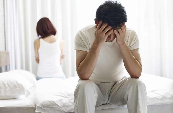 mlad azijski par s težavami v odnosu je depresiven in razočaran.